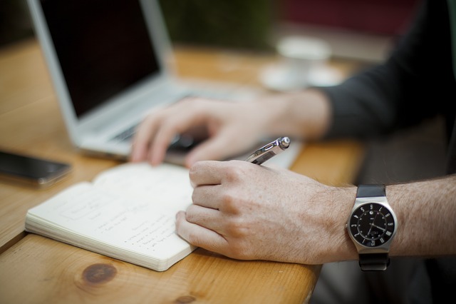 Semaine de 80h : Mentir sur son temps de travail pour être mieux vu