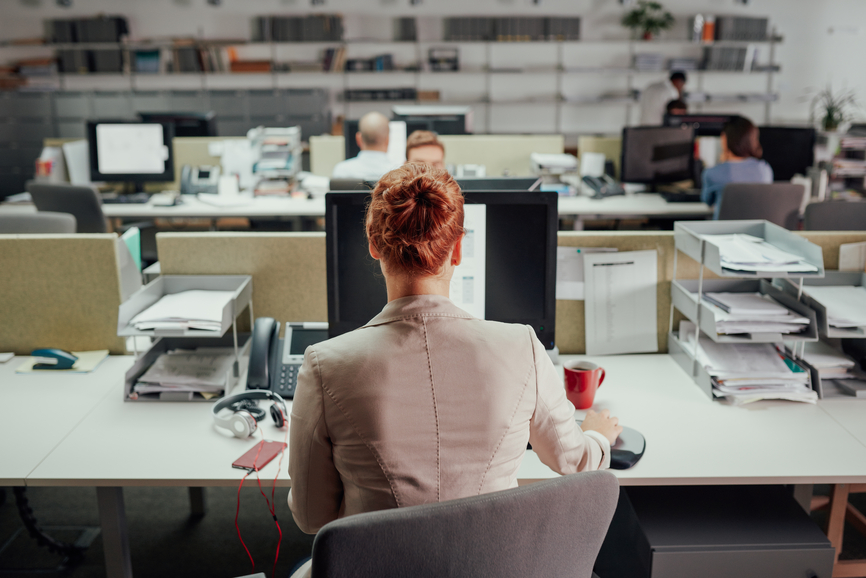 Un salarié passe 2 mois par an assis à son bureau