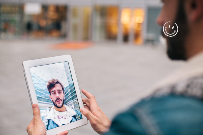 Un jeune diplômé échange un iPad contre un CDI