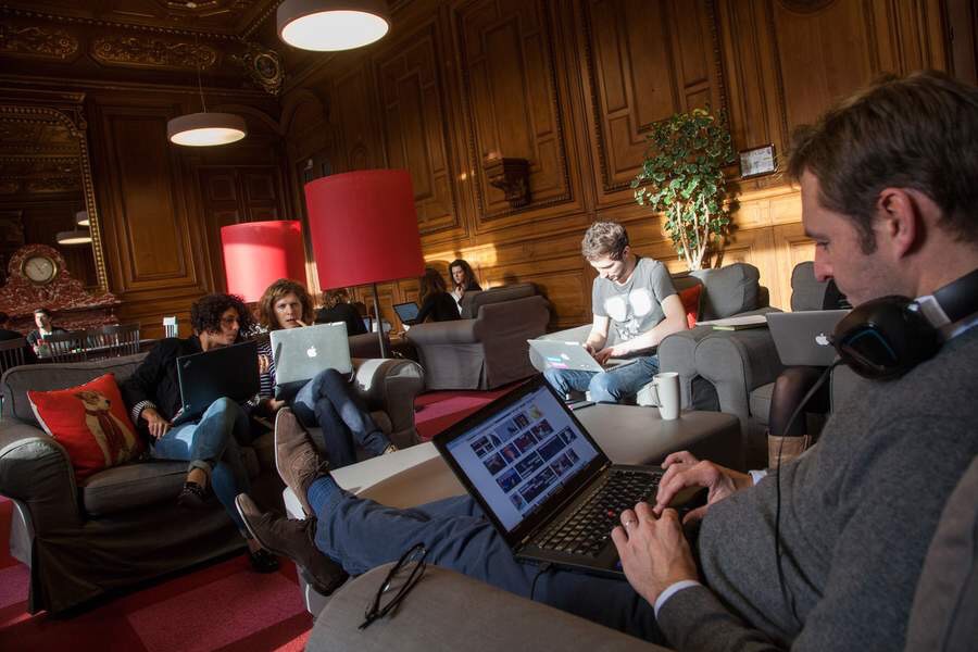 Chez Google France, la Ballroom permet de travailler seul ou en &eacute;quipe dans l&rsquo;ancienne salle de r&eacute;ception de l&rsquo;h&ocirc;tel de Vatry.